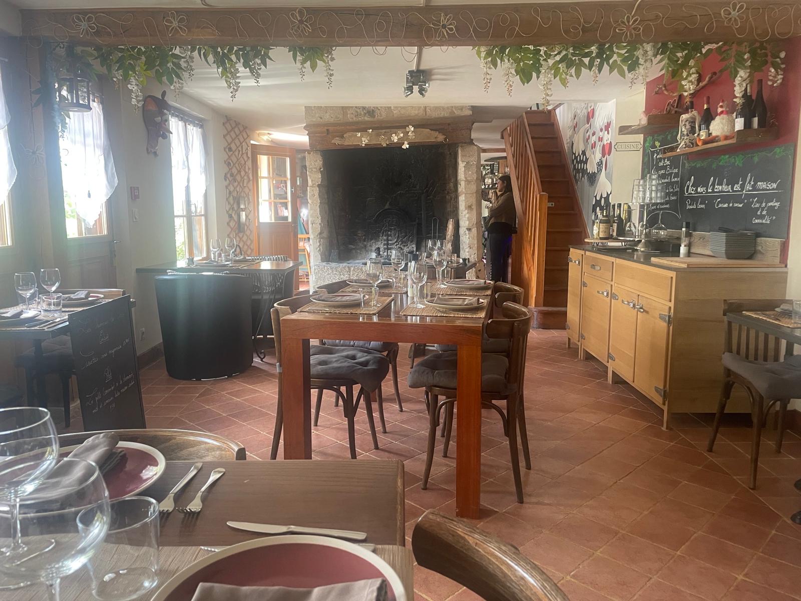 Salle à manger et cheminée