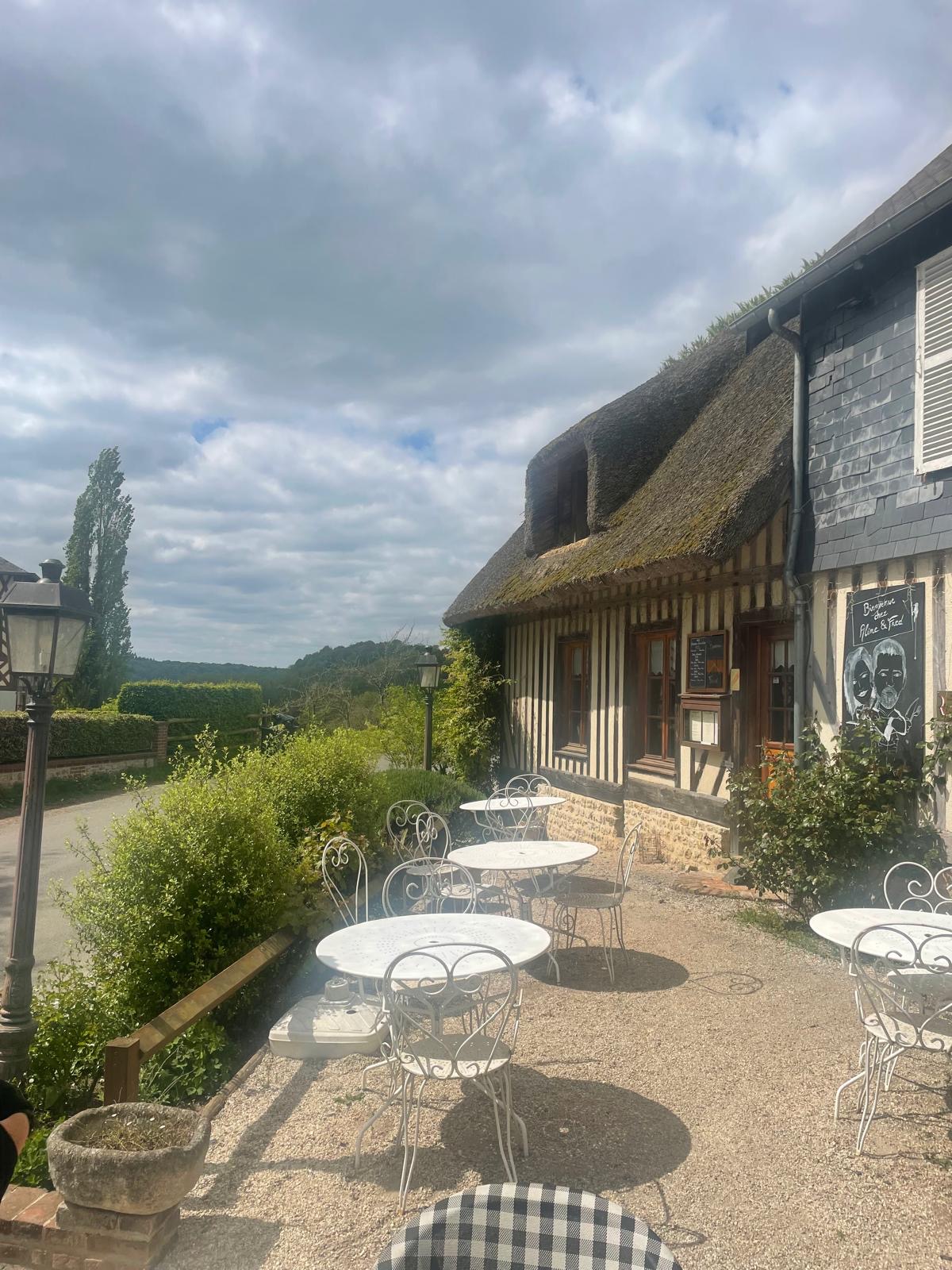 Terrasse sous le toit de chaume